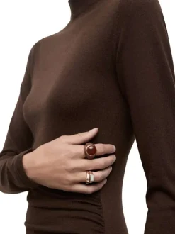 Robe longue marron unie pourvue d'un col montant et de manches longues