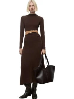 Robe longue marron unie pourvue d'un col montant et de manches longues