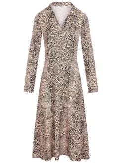 Robe longue à motif léopard avec une coupe évasée et un col V