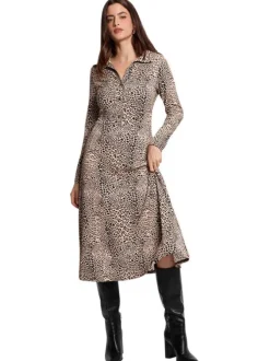 Robe longue à motif léopard avec une coupe évasée et un col V