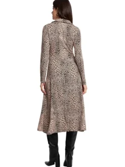 Robe longue à motif léopard avec une coupe évasée et un col V