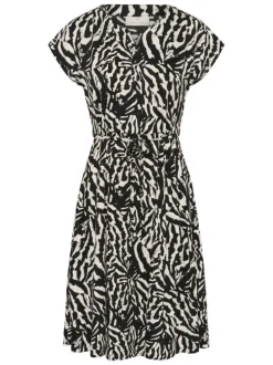 Robe longue noire animalier pourvue d'une coupe cintrée et d'un col tunisien