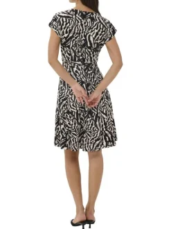 Robe longue noire animalier pourvue d'une coupe cintrée et d'un col tunisien