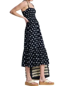 Robe longue noire à bretelles coupe évasée pourvue d'un col carré