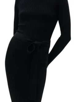 Robe longue noire cintrée en maille côtelée, manches longues et col bateau