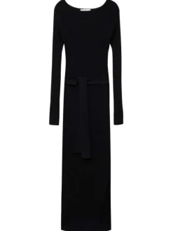 Robe longue noire cintrée en maille côtelée, manches longues et col bateau