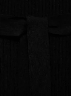 Robe longue noire cintrée en maille côtelée, manches longues et col bateau