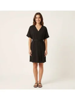 Robe longue noire à coupe droite pourvue d'un col v cache-coeur
