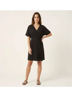 Robe longue noire à coupe droite pourvue d'un col v cache-coeur