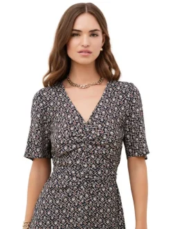 Robe longue noire à coupe droite pourvue d'un col v et de manches courtes