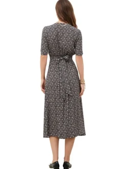 Robe longue noire à coupe droite pourvue d'un col v et de manches courtes
