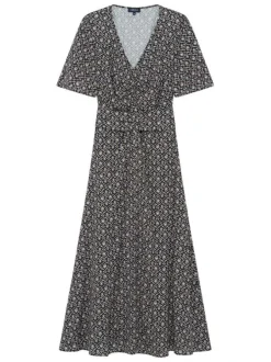 Robe longue noire à coupe droite pourvue d'un col v et de manches courtes
