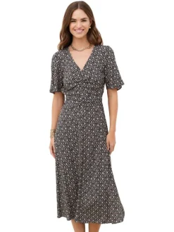 Robe longue noire à coupe droite pourvue d'un col v et de manches courtes