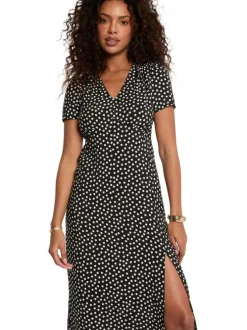 Robe longue noire à coupe droite pourvue d'un col v et de manches courtes
