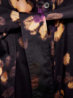 Robe longue noire fleurie cintrée à col français et à manches longues et poches
