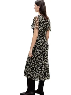 Robe longue noire imprimée avec une coupe droite à col v et des manches courtes