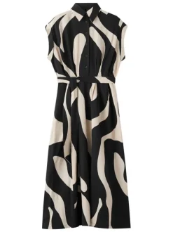 Robe longue noire imprimée sans manche pourvue d'une coupe évasée