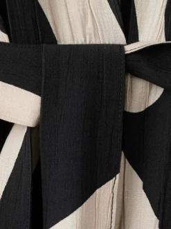 Robe longue noire imprimée sans manche pourvue d'une coupe évasée