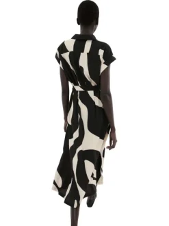 Robe longue noire imprimée sans manche pourvue d'une coupe évasée