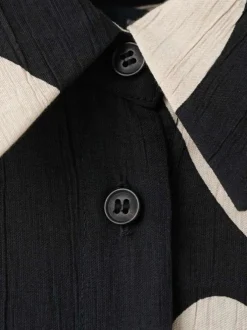 Robe longue noire imprimée sans manche pourvue d'une coupe évasée
