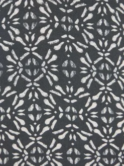 Robe longue noire à motifs pourvue d'une coupe évasée et de manches courtes