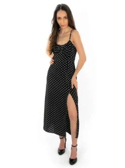 Robe longue noire à pois sans manches avec une coupe droite et un col rond