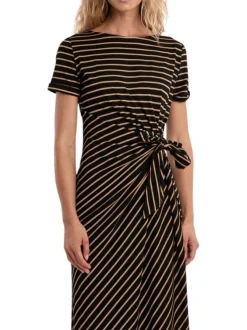 Robe longue noire à rayures pourvue de manches courtes et d'une coupe ajustée