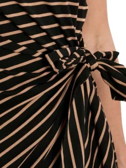 Robe longue noire à rayures pourvue de manches courtes et d'une coupe ajustée