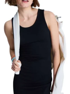 Robe longue noire sans manche coupe ajustée pourvue d'un col rond