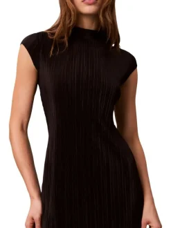Robe longue noire unie avec une coupe ajustée et un col rond