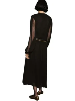 Robe longue noire unie avec une coupe droite et des manches longues