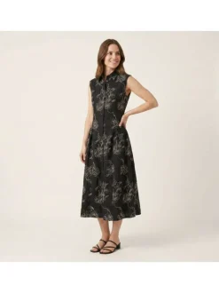 Robe longue noire unie pourvue de broderies florales contrastées