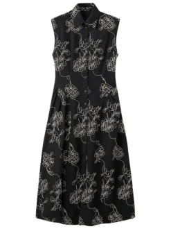 Robe longue noire unie pourvue de broderies florales contrastées