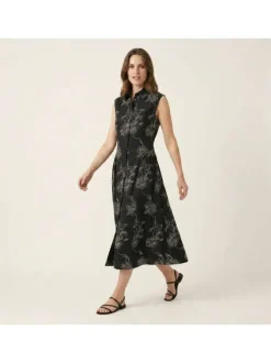 Robe longue noire unie pourvue de broderies florales contrastées
