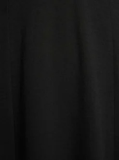 Robe longue noire unie pourvue d'une coupe ample et d'un décolleté en V