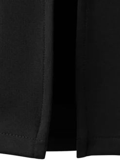 Robe longue noire unie pourvue d'une coupe cintrée et d'un col v