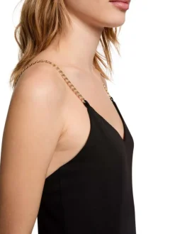 Robe longue noire unie pourvue d'une coupe droite et d'un décolleté en V