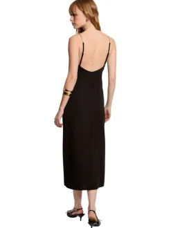 Robe longue noire unie pourvue d'une coupe droite et d'un décolleté en V
