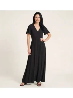 Robe longue noire unie pourvue d'une coupe évasée et de manches courtes