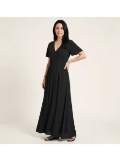 Robe longue noire unie pourvue d'une coupe évasée et de manches courtes