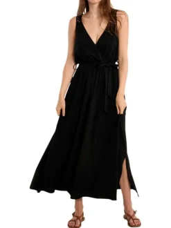 Robe longue noire unie sans manche pourvue d'une coupe cintrée