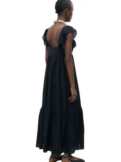 Robe longue noir unie avec une coupe droite à col v et des manches courtes