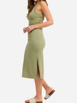 Robe longue olive uni avec une coupe ajustée et à sans manche