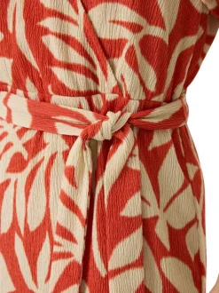 Robe longue orange à imprimé floral avec un col croisé et des manches courtes