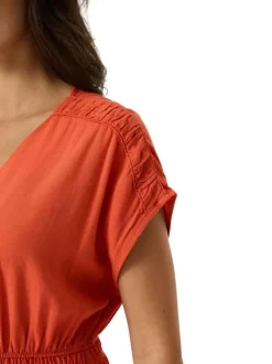 Robe longue orange unie avec une coupe ajustée et des manches courtes
