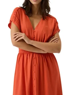 Robe longue orange unie avec une coupe ajustée et des manches courtes