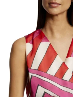 Robe longue rose avec imprimé géométrique et une coupe évasée