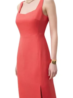 Robe longue rouge à coupe ajustée pourvu d'un col rond et de bretelles