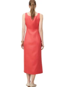 Robe longue rouge à coupe ajustée pourvu d'un col rond et de bretelles