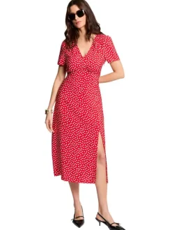 Robe longue rouge à coupe droite pourvue d'un col v et de manches courtes